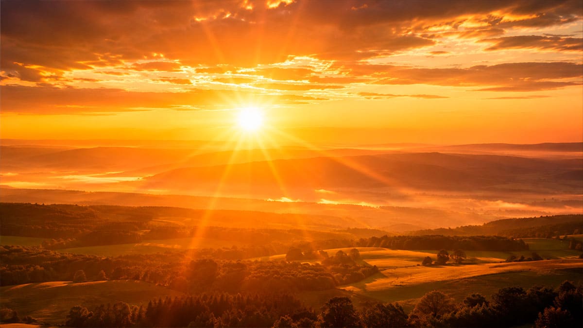 Goldener Sonnenaufgang über weiter Landschaft – Jupiter im Löwen 2026 und seine Bedeutung für alle Sternzeichen