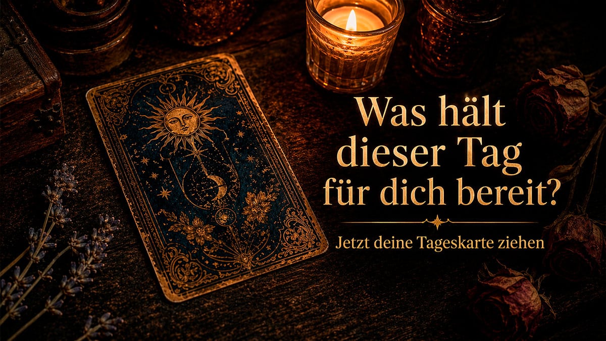 Tarot Tageskarte: Antike Tarotkarte in stimmungsvoller Kerzenbeleuchtung auf dunkler Oberfläche mit getrockneten Blüten